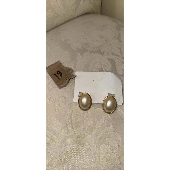 Jewelry - Gold Tone Oval Pearl Clip On Earrings